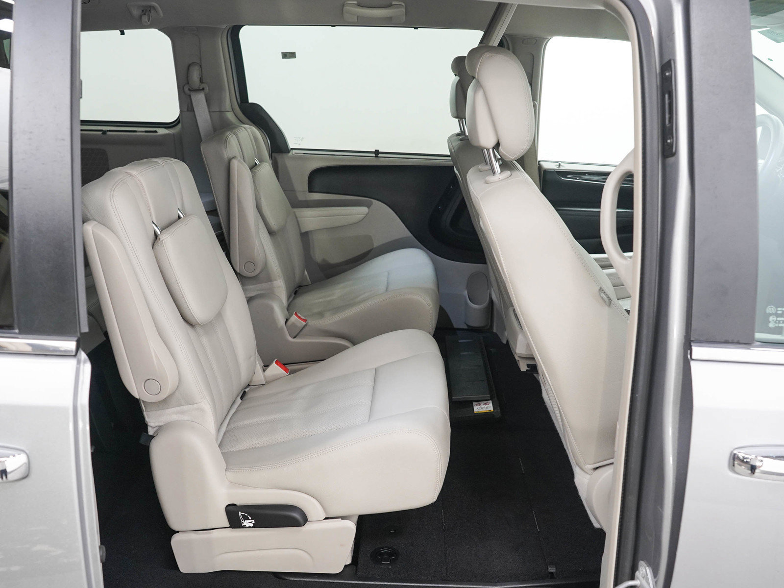 Used 2016 Chrysler Town & Country Touring-L w/ Driver Convenience Group FWD image 13