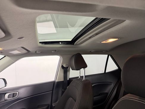 Used 2022 Hyundai Venue SEL FWD image 22