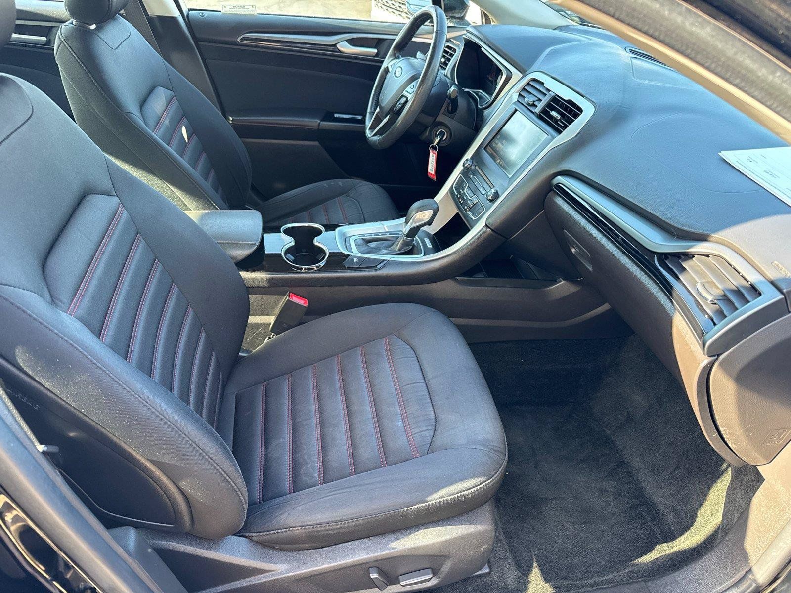 Used 2016 Ford Fusion SE FWD image 16