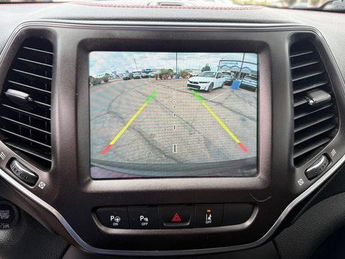 Used 2021 Jeep Cherokee Trailhawk w/ Technology Group AWD/4WD image 25