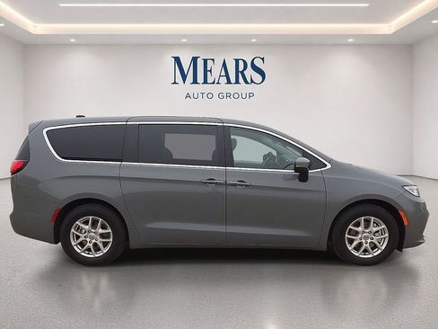 Used 2023 Chrysler Pacifica Touring-L FWD image 6