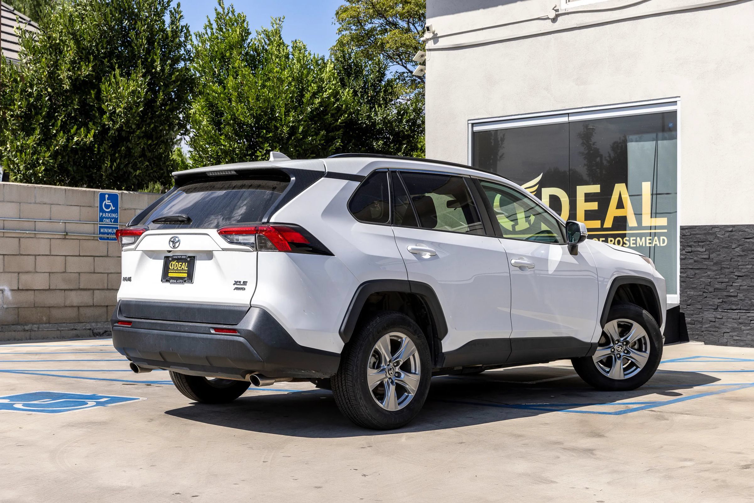 Used 2021 Toyota RAV4 XLE w/ XLE Grade Weather Package AWD/4WD image 12
