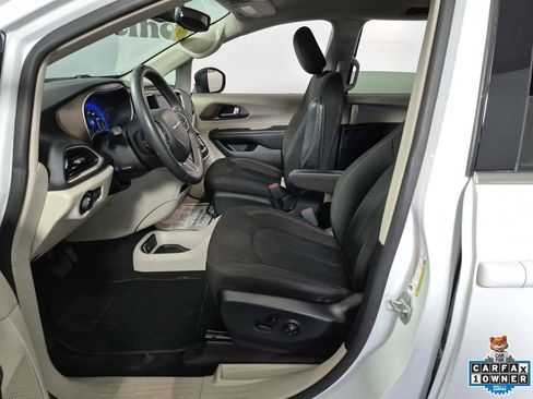 Used 2023 Chrysler Voyager LX FWD image 9