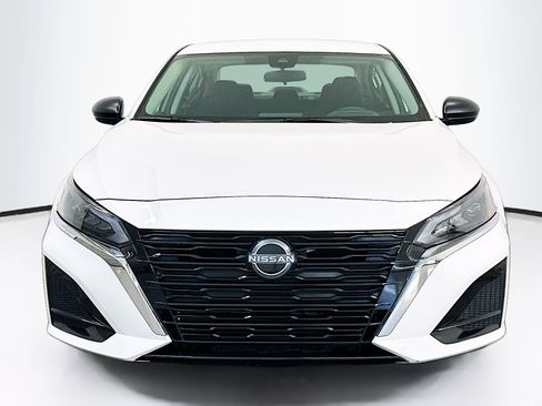 Used 2025 Nissan Altima 2.5 SV FWD image 2