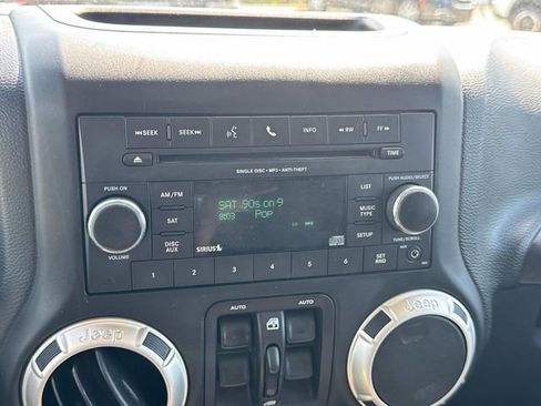 Used 2018 Jeep Wrangler Unlimited Sahara w/ Connectivity Group AWD/4WD image 33