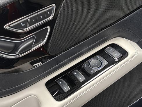 Used 2025 Lincoln Aviator AWD image 33