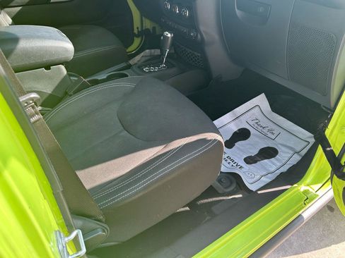 Used 2016 Jeep Wrangler Unlimited Rubicon w/ Connectivity Group image 12