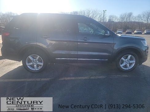 Used 2017 Ford Explorer XLT image 5