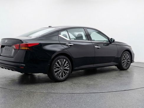 Used 2025 Nissan Altima 2.5 SV FWD image 9