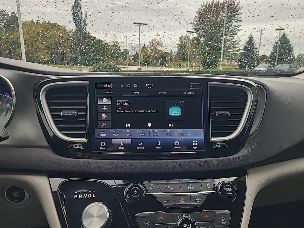 Used 2024 Chrysler Pacifica Touring-L FWD image 18