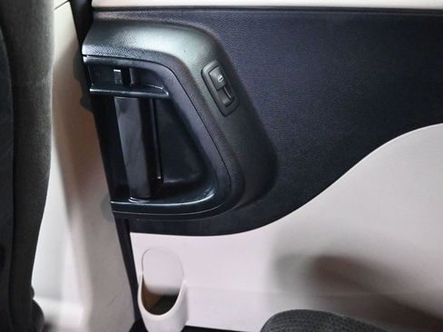 Used 2016 Dodge Grand Caravan SE image 30