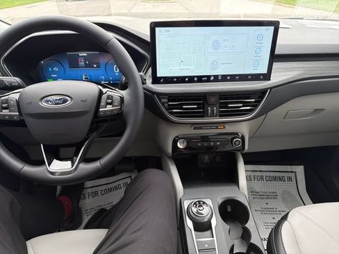 Certified 2025 Ford Escape Platinum w/ Premium Technology Package FWD image 19