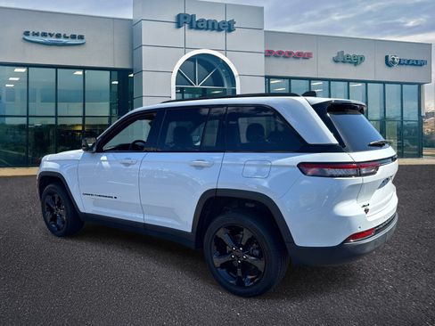 Used 2025 Jeep Grand Cherokee Altitude AWD/4WD image 3