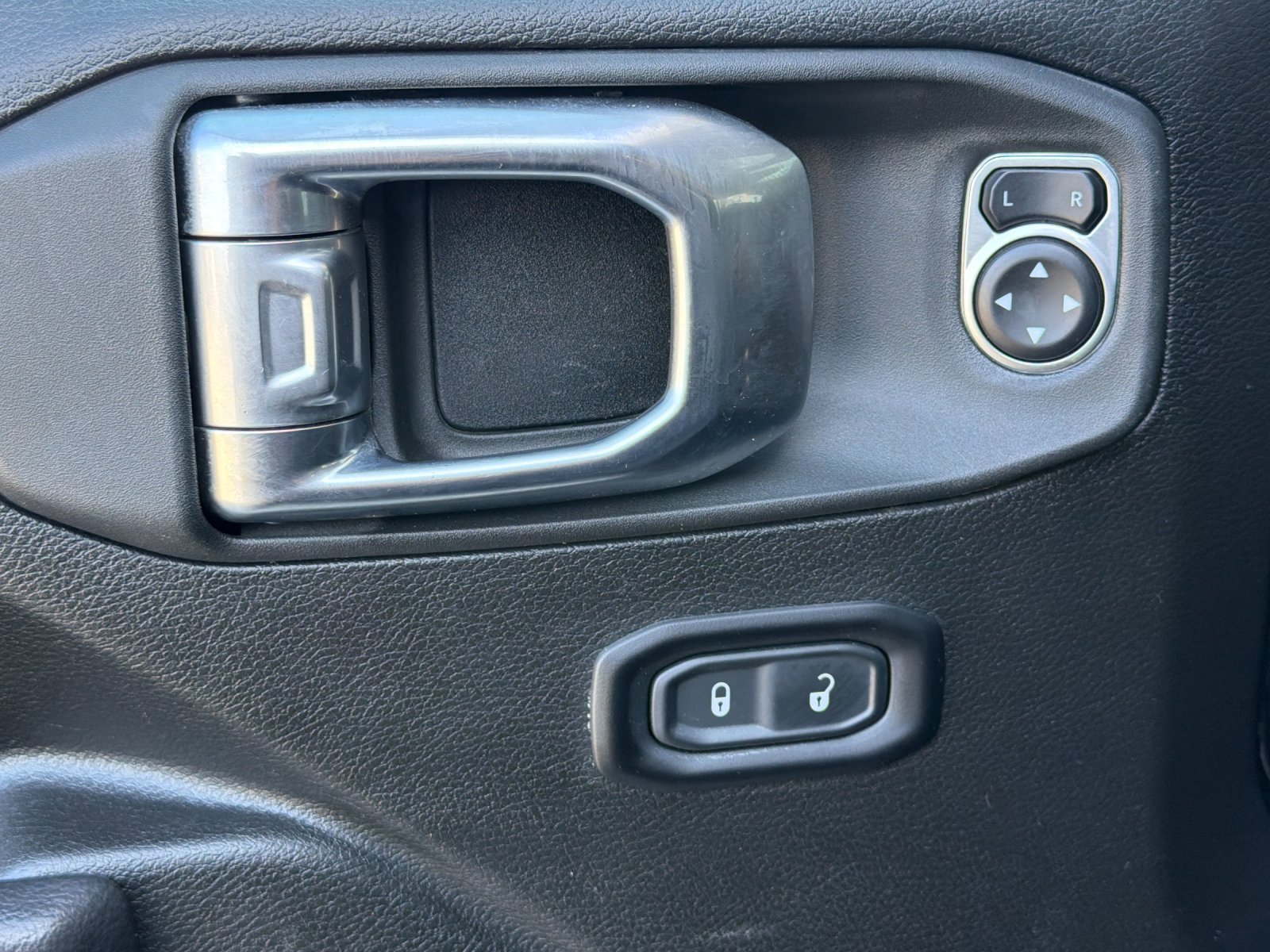 Used 2025 Jeep Wrangler Unlimited Rubicon AWD/4WD image 12