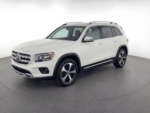 Used 2025 Mercedes-Benz GLB 250 4MATIC image 3