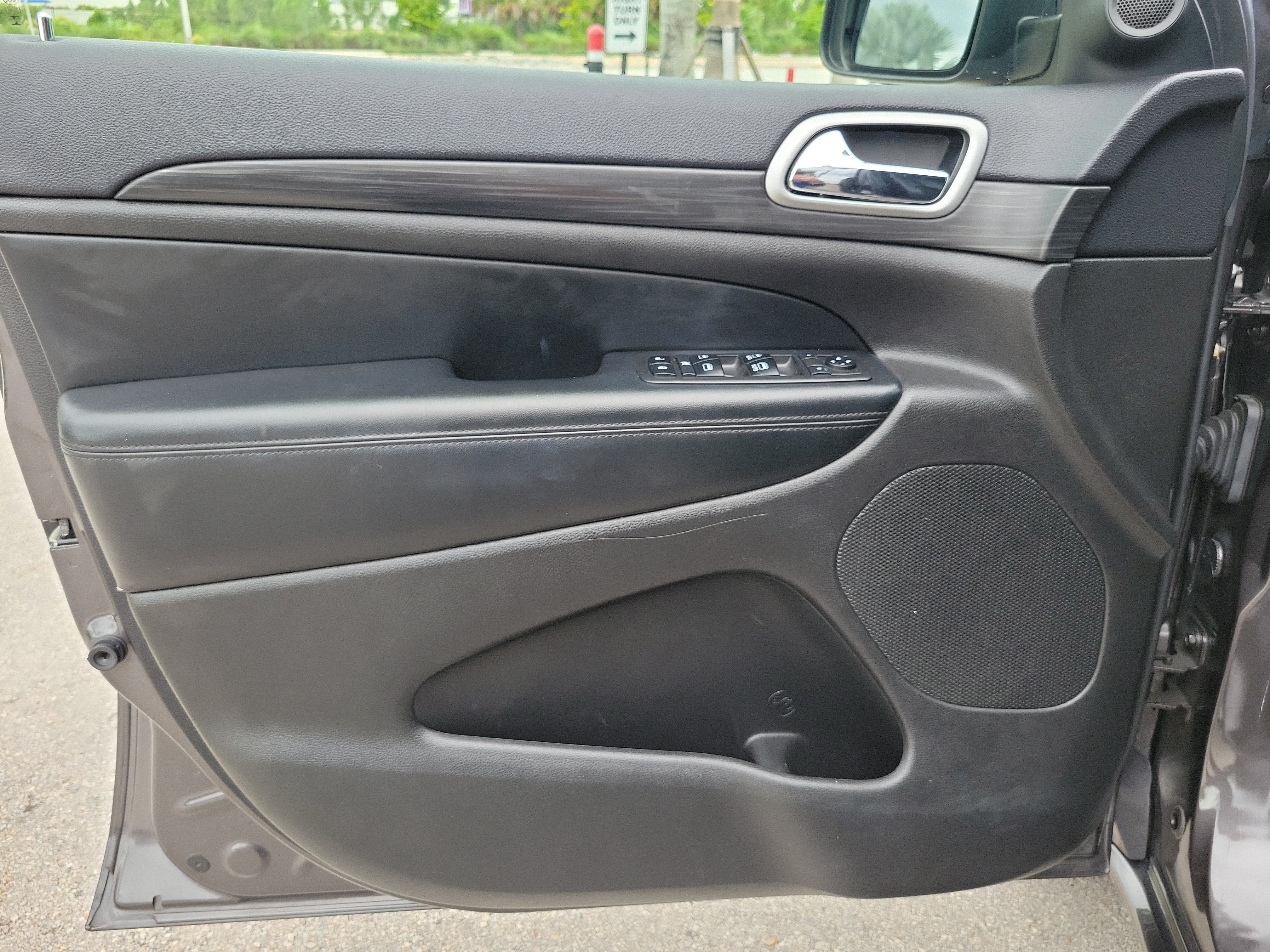 Used 2019 Jeep Grand Cherokee Altitude RWD image 24