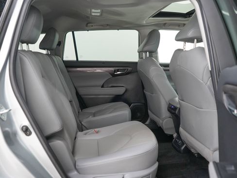 Used 2021 Toyota Highlander Limited AWD/4WD image 12
