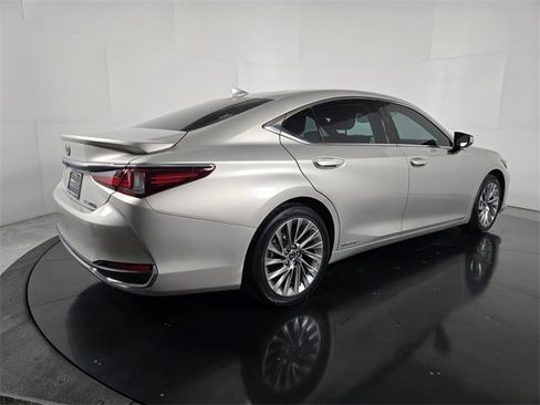 Certified 2022 Lexus ES 300h w/ Luxury Package image 6