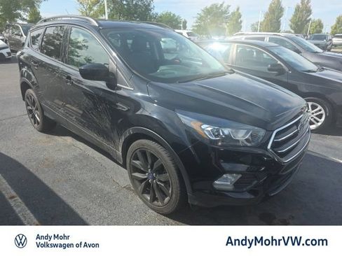 Used 2017 Ford Escape SE w/ Equipment Group 201A FWD image 2