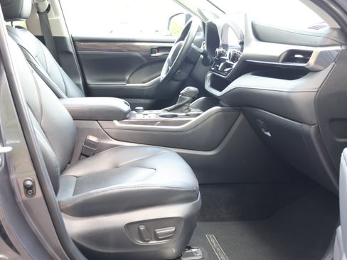 Certified 2024 Toyota Highlander Limited AWD/4WD image 40