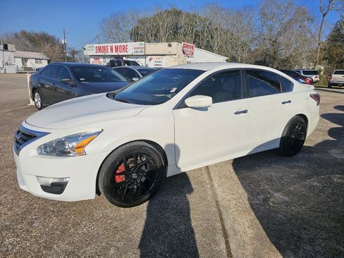 Used 2014 Nissan Altima 2.5 S w/ Sport Value Package image 4