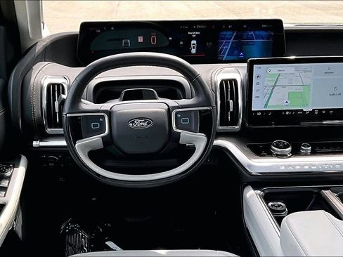 Certified 2025 Ford Expedition Platinum AWD/4WD image 5