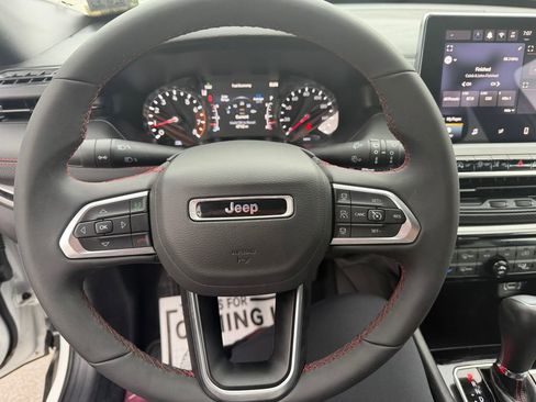 Used 2025 Jeep Compass Trailhawk AWD/4WD image 15