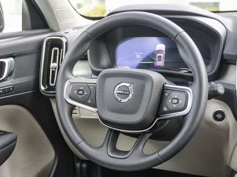 Used 2025 Volvo XC40 B5 Plus w/ Protection Package Premier image 17