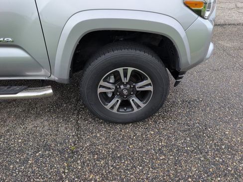 Used 2018 Toyota Tacoma TRD Sport RWD image 9