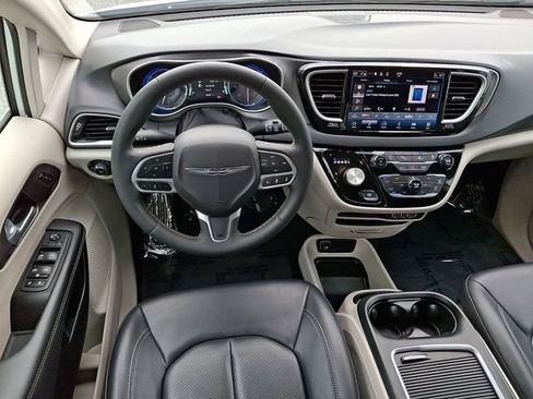 Used 2024 Chrysler Pacifica Touring-L FWD image 14
