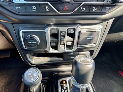 Used 2018 Jeep Wrangler Unlimited Sahara w/ Uconnect 4C Nav & Sound Group AWD/4WD image 18