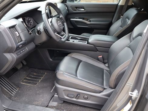 Used 2024 Nissan Pathfinder SL w/ Lighting Package (N92) FWD image 16