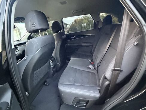 Used 2017 Kia Sorento FWD image 5