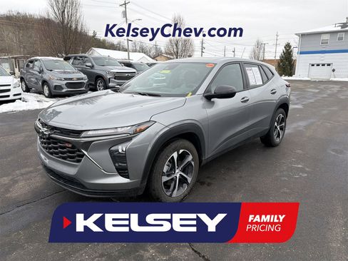 Used 2025 Chevrolet Trax RS w/ Sunroof Package image 1