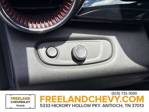 Used 2025 Chevrolet Trax RS w/ Sunroof Package FWD image 26