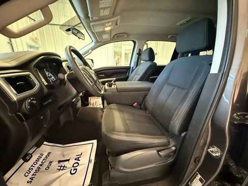 Used 2018 Nissan Titan SV image 22