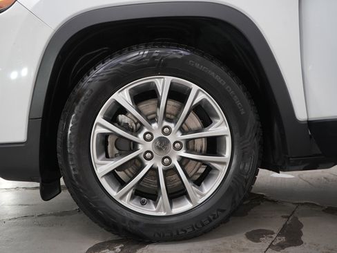 Used 2019 Jeep Cherokee Latitude Plus w/ Cold Weather Group FWD image 29