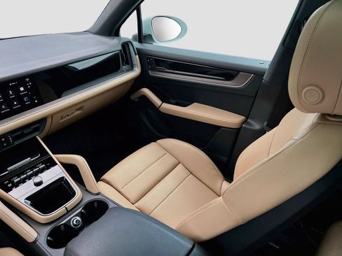 Certified 2025 Porsche Cayenne AWD/4WD image 26
