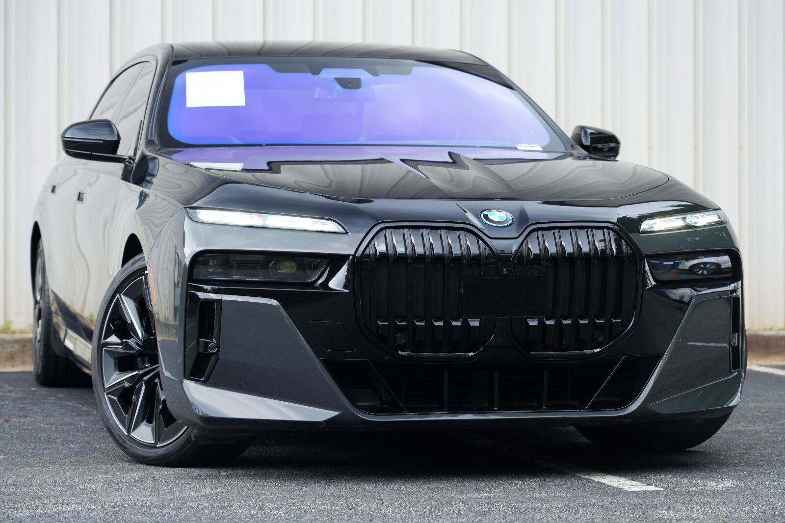 Used 2023 BMW i7 xDrive60 w/ Executive Package 2 AWD/4WD image 3