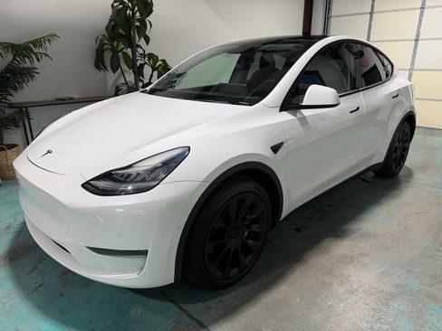 Used 2020 Tesla Model Y Long Range image 3