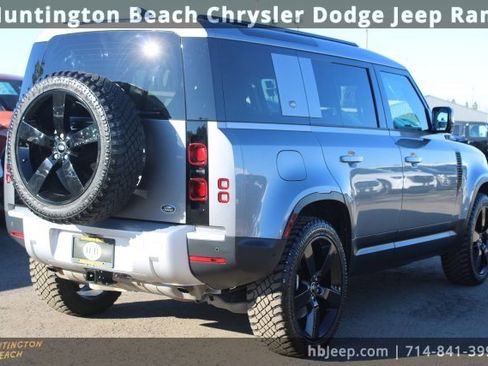 Used 2023 Land Rover Defender 110 SE image 5