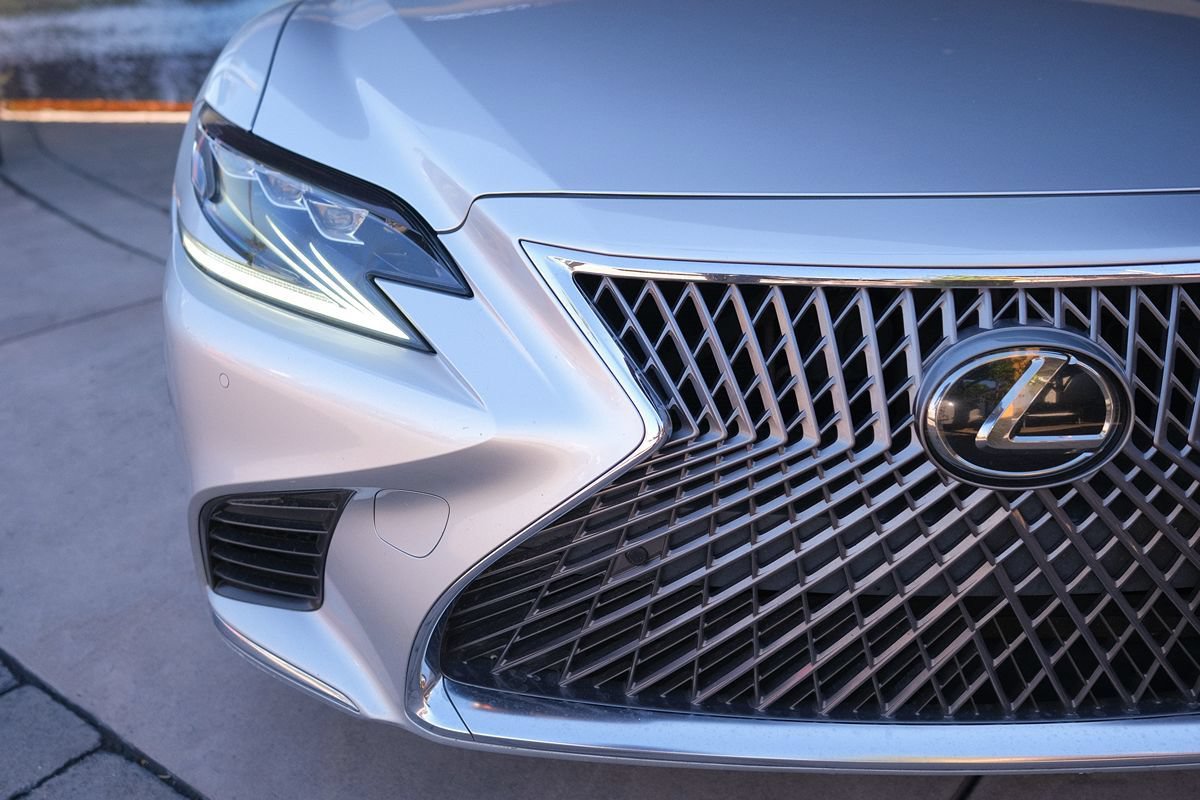 Used 2018 Lexus LS 500 w/ Accessory Package (Z2) RWD image 29