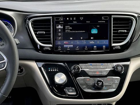 Used 2024 Chrysler Pacifica Touring-L image 10