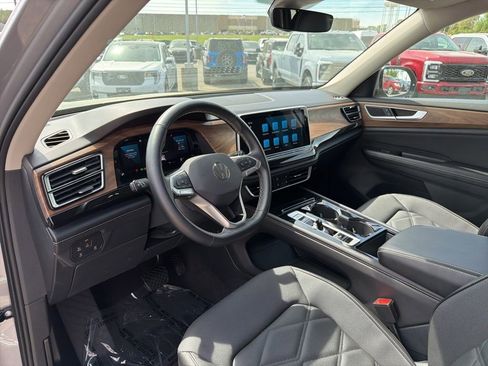 Used 2025 Volkswagen Atlas SE FWD image 12
