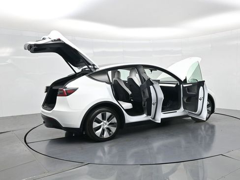Used 2023 Tesla Model Y Long Range image 4