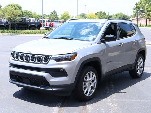 Used 2023 Jeep Compass Latitude w/ Sun and Sound Group AWD/4WD image 31