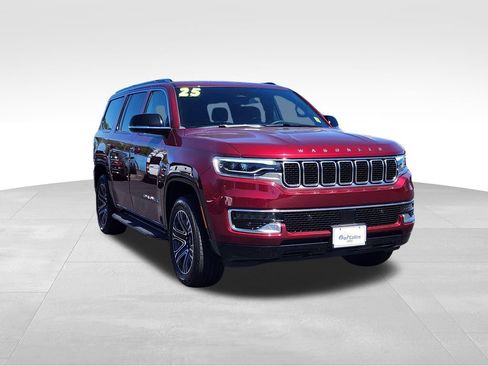 Used 2025 Jeep Wagoneer 4WD image 3