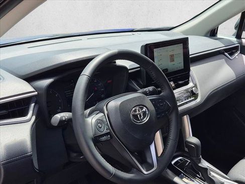 Used 2025 Toyota Corolla Cross LE FWD image 9