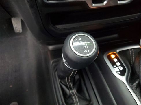 Used 2018 Jeep Wrangler Unlimited Sahara image 25