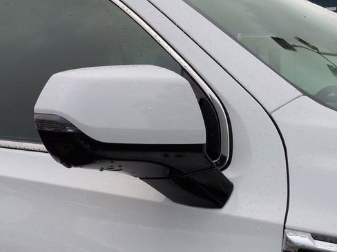 Used 2025 GMC Yukon Denali RWD image 11